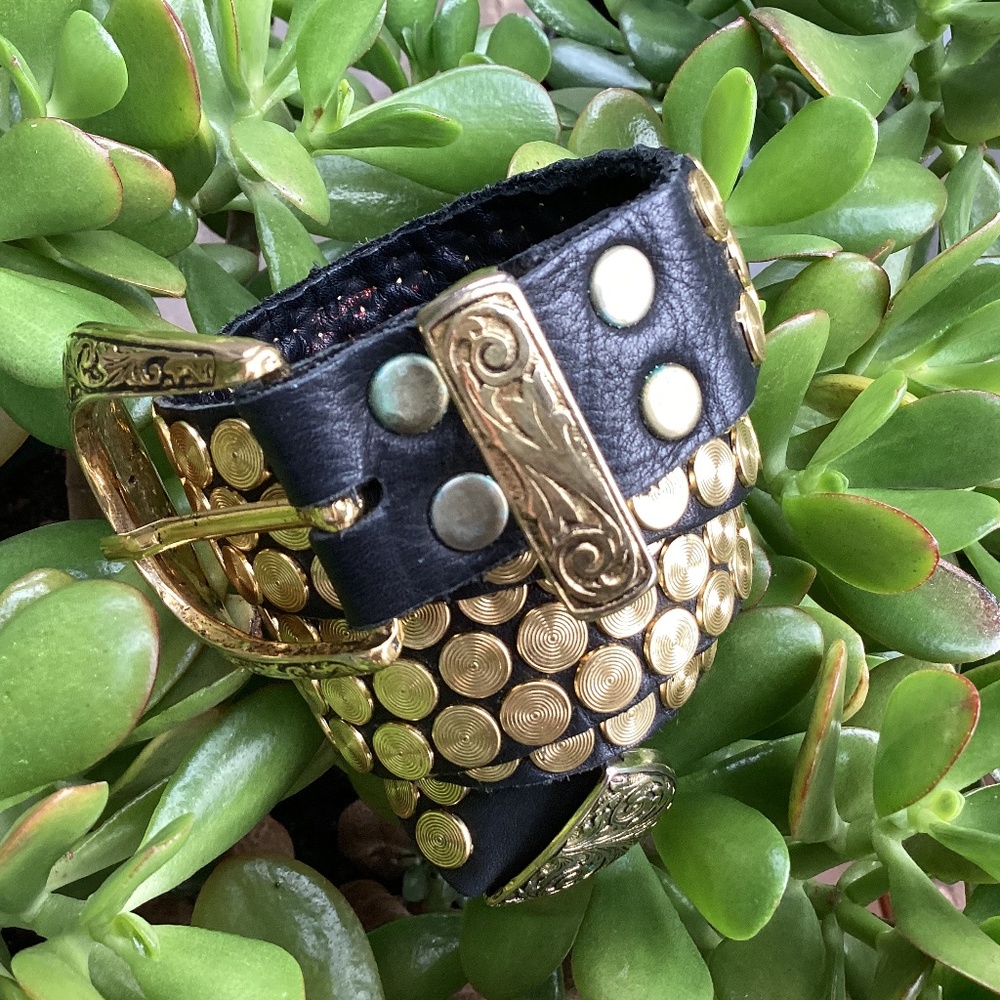 Outstanding Black and Gold Rivet Design Leather Belt